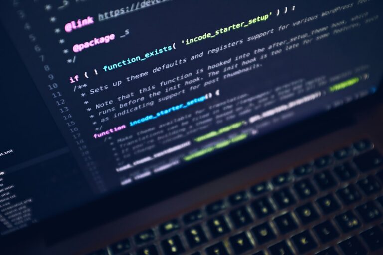 Laptop z danymi na ekranie, praca nad listą firm do kontaktu