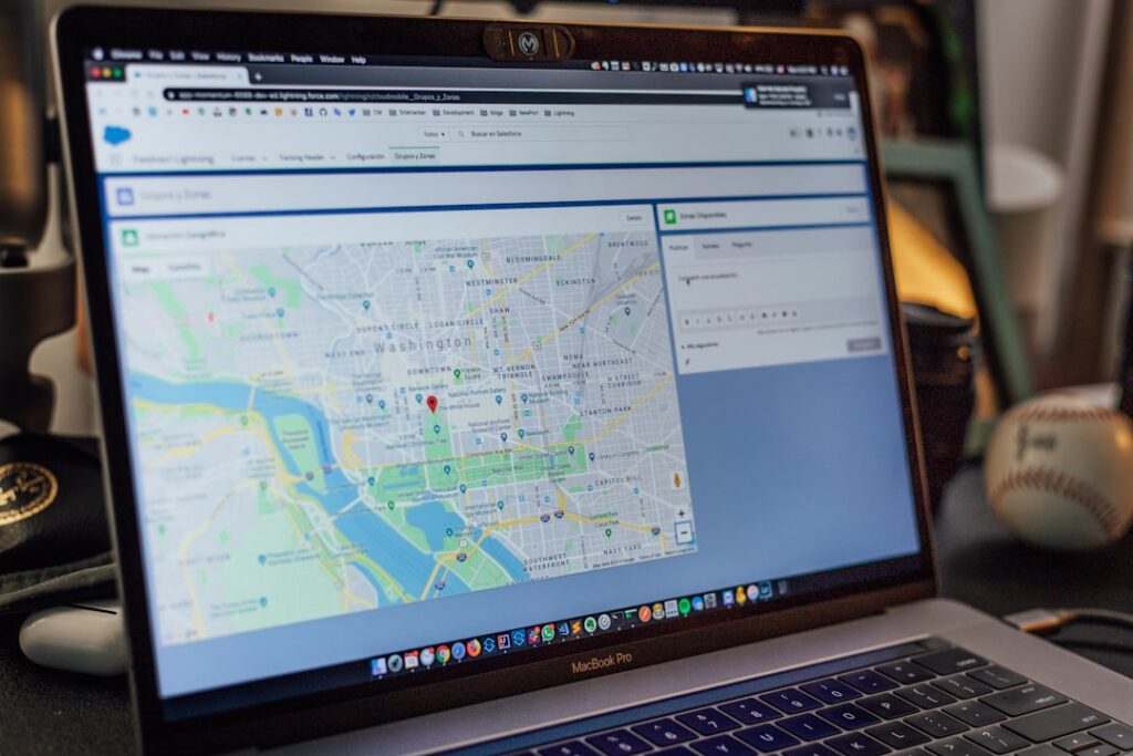 Telefon i laptop obok siebie z otwartą tą samą stroną internetową